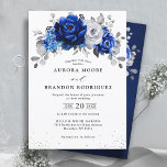 Invitación Boda floral metálico plateado azul real en<br><div class="desc">Elegante tema de boda de color azul real blanco plateado Invitación con elegante ramo de azul real,  marina,  plata,  flor rosa de color blanco puro y hojas de eucalipto verde salado. Comuníquese conmigo para obtener ayuda sobre la personalización o si necesita cualquier otro producto con este diseño.</div>