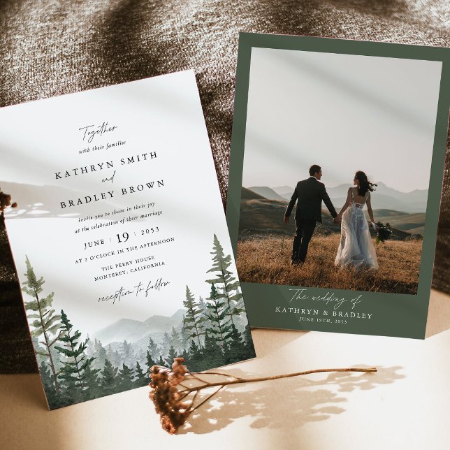 Invitación Boda Foto de Bosque de Montaña de Pino (Mountain forest photo wedding invitation, sage green pine tree wedding suite, outdoor ceremony)