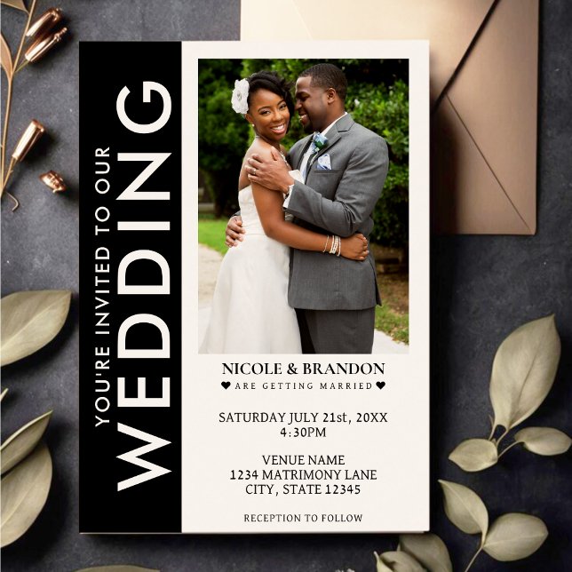 Invitación Boda fotográfico de franja lateral blanca y negra (Black & White Side Stripe Photo Wedding Invitation)