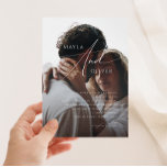 Invitación Boda fotográfico de guiones Minimalistas y caprich<br><div class="desc">Esta caprichosa invitación a la boda minimalista de guion es perfecta para su clásico simple boda boho moderno, minimalista y sencillo. El diseño presenta una caligrafía escrita a mano, elegante, delicada y romántica, con una tipografía chic y formal. El aspecto irá bien con cualquier estación boda: primavera, verano, otoño o...</div>