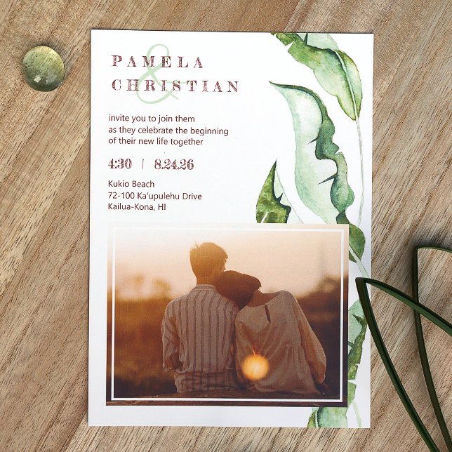 Invitación Boda fotográfico de hojas tropicales verdes marron (Light Green Tropical Leaves Photo Wedding Invitation, Sage Green and Brown Theme Colors)