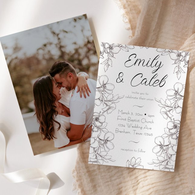 Invitación Boda fotográfico de marco floral blanco y negro (Black and white floral frame drawn line art with photo back script cursive writing wedding invite)