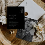 Invitación Boda fotográfico de monograma blanco negro<br><div class="desc">¿Busca las invitaciones nupciales perfectas que combinan simplicidad con elegancia moderna? ¡Aquí lo encontrarás! Las invitaciones a bodas de Moda minimal mezclan fondos negros intemporales con plantillas de texto modernas para crear un aspecto único y sofisticado que gustará a sus huéspedes. Nuestro diseño minimalista es perfecto para las parejas que...</div>