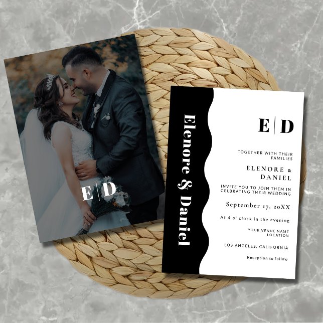 Invitación Boda fotográfico de ondas laterales blancas y negr (Monogram Black and White Side Wave Photo Wedding Invitation)