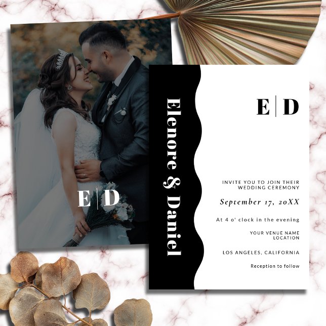 Invitación Boda fotográfico de ondas laterales monográficas e (Black & White Monogram Side Wave Photo Wedding Invitation)
