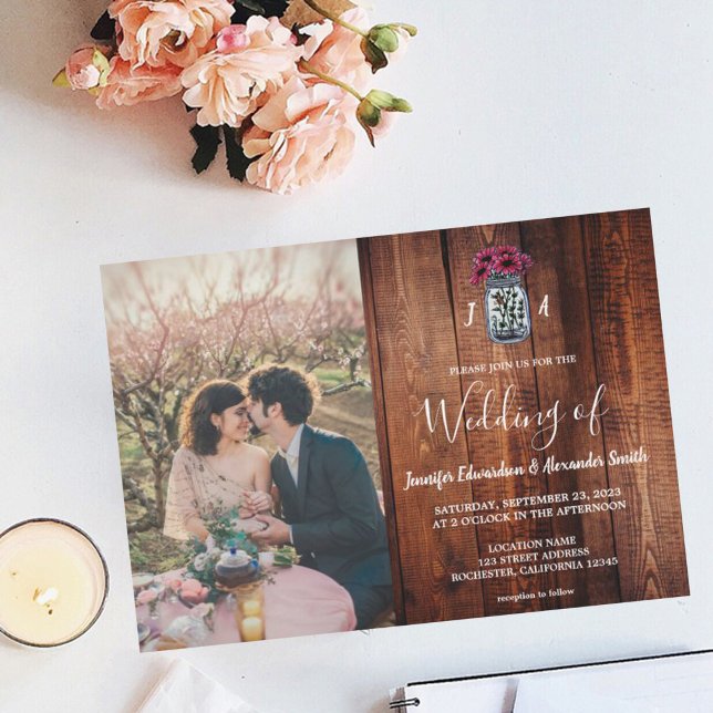 Invitación Boda fotográfico del monograma del grano de barro  (Rustic barn wood mason jar monogrammed photo wedding  invitation.)