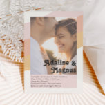 Invitación Boda fotográfico moderno retro con arco iris casua<br><div class="desc">Esta moderna y retro invitación a una boda con fotos desvanecidas e informal de los años 70 es perfecta para tu simple naranja vintage, oro rosa y boda rosa rubor. Diseñado con elementos de un arco boho clásico y colorido y rayas minimalistas gruesas. El diseño tiene un toque de playa...</div>