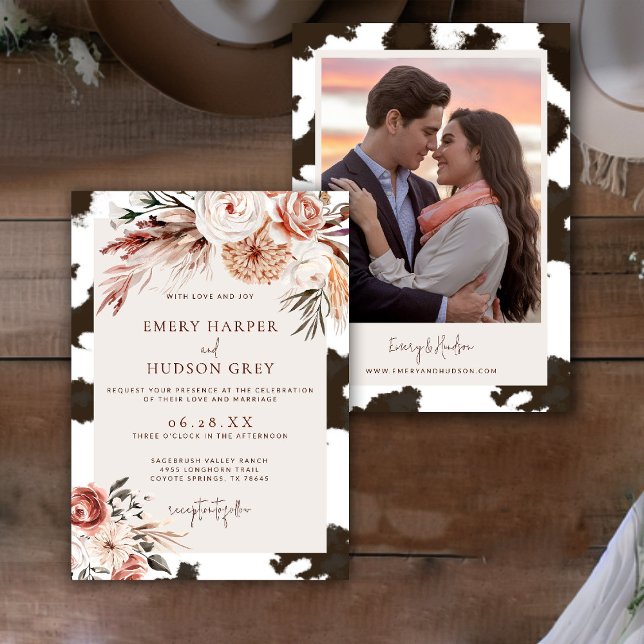 Invitación Boda fotográfico piel de vaca Western Cowboy Ranch (western wedding photo invitation cowhide boho floral ranch country barn terracotta rust rustic)
