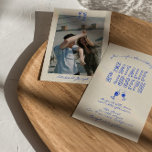 Invitación Boda fotográfico retro vintage con escritura manua<br><div class="desc">Esta invitación a la boda es perfecta para su boda si busca una invitación única y fácil de editar. Una elegante y sencilla invitación a la plantilla de boda azul y blanco minimalista. Que presenta un fondo cremoso y liso. Y la mano azul escribió los primeros nombres de la novia...</div>