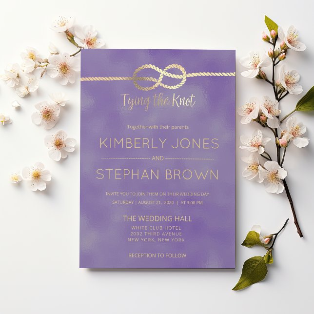 Invitación Boda GoId del Lavender de Knot Quote (Tying the Knot Quote Mod Lavender GoId Wedding)