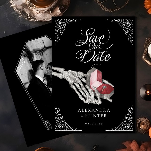 Invitación Boda gótica de la mano de Skeleton Save the Date (Skeleton Hand Ring Gothic Wedding Save the Date Invitation)