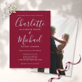 Invitación Boda moderna con foto y letra script de Burdeos