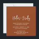 Invitación Boda moderna minimalista de cobre<br><div class="desc">Invitación de boda boho cuadrada moderna que presenta un diseño simple con sus nombres en una tipografía de letra cursiva elegante y los detalles de su evento en una fuente sans serif minimalista. Todos los elementos de diseño son de color blanco sobre un fondo de terracota / cobre. Esta invitación...</div>