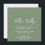 Invitación Boda moderna minimalista en verde salvia<br><div class="desc">Invitación de boda moderna cuadrada que presenta un diseño simple con sus nombres en una tipografía de letra cursiva elegante y los detalles de su evento en una fuente sans serif minimalista. Todos los elementos de diseño son de color blanco sobre un fondo verde salvia profundo. Esta invitación de boda...</div>
