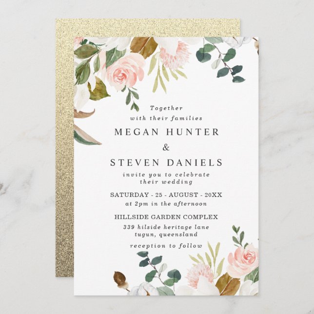 Invitación Boda moderno con respaldo de oro de flores blancas (Anverso / Reverso)