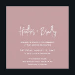 Invitación Boda moderno rosado minimalista<br><div class="desc">Invitación de boda cuadrada moderna con un diseño sencillo con sus nombres en una tipografía de escritura elegante y sus detalles del evento en una fuente minimalista sans serif. Todos los elementos de diseño son de color blanco sobre un fondo polvoriento de color rosa rosa. Esta invitación a la boda...</div>