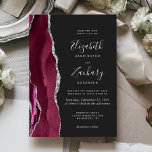 Invitación Boda oscuro de la plata borgoñona moderna<br><div class="desc">El borde izquierdo de esta elegante y moderna invitación a la boda incluye una acuarela de color burdeos bordeada por un falso purpurina de plata. El texto del personalizable combina la escritura a mano gris plateado, el copperplate y las fuentes cursivas en un fondo fuera de negro. El reverso presenta...</div>