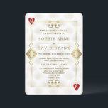 Invitación Boda Poker Vegas Casino Royale Gatsby Oro<br><div class="desc">Diseño de tarjeta único con tema de Casino Royale y Great Gatsby. Cuenta con estilo art déco vintage, un marco antiguo de Hollywood de la década de 1920 con Fleur-de-lis dorado falso, corazones rojos, Q y K en dos esquinas (simulando cartas de juego), sobre fondo blanco dorado con patrón Art...</div>