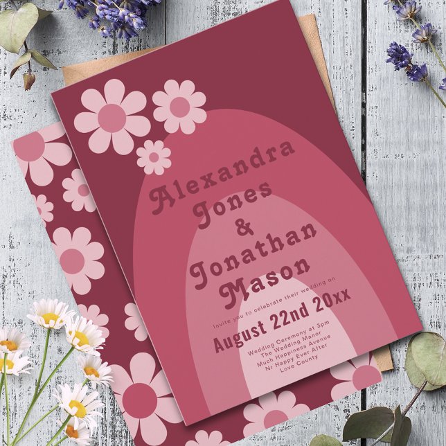 Invitación Boda rosa burdeos moderno de los años 70 (Modern retro daisy arch groovy typography pink wedding invitation )