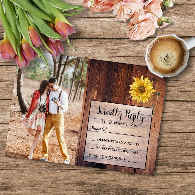 Invitación Boda RSVP, país de foto de girasol de madera rusa (Rustic barn wood sunflower RSVP wedding invitation. You can add your own photo.)