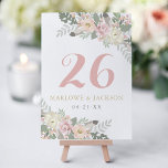Invitación Boda Rubor Pink Gold Floral Boho Número de tabla<br><div class="desc">Las tarjetas de número de tabla boda estilo Boho incluyen números en escritura con un monograma personalizado que puede ser personalizado, enmarcado con flores románticas, hojas botánicas y acentos rústicos de pluma de aves. Los tonos suaves son rosa, melocotón, crema, verde, gris y dorado. Perfecto para un evento de primavera...</div>
