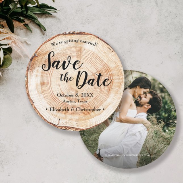 Invitación Boda Rústica Foto de Guardar la fecha Madera con g (Best selling rustic wood cut slice round wedding save the date photo cards.)