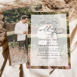 Invitación Boda simple de fotos en la frontera dorada blanca<br><div class="desc">Esta elegante Invitación a la Boda presenta un extenso guión de caligrafía de texto combinado con un elegante tipo de letra sans y sans modernos en negro, con una foto superpuesta en la parte delantera y una segunda foto en la parte posterior con un monograma de personalizable. Elementos coincidentes disponibles....</div>