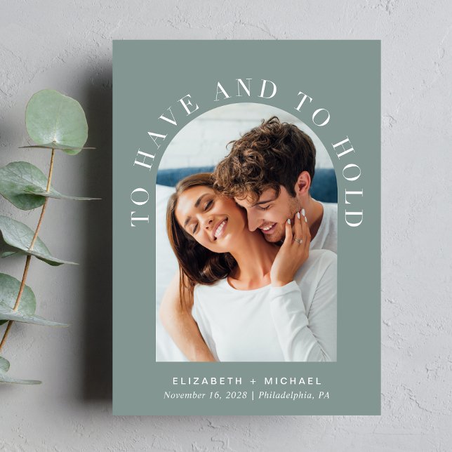 Invitación Boda verde Sage de la foto de un arco moderno (Celebrate your love story with an invitation showcasing your favorite photo in an elegant arch frame)