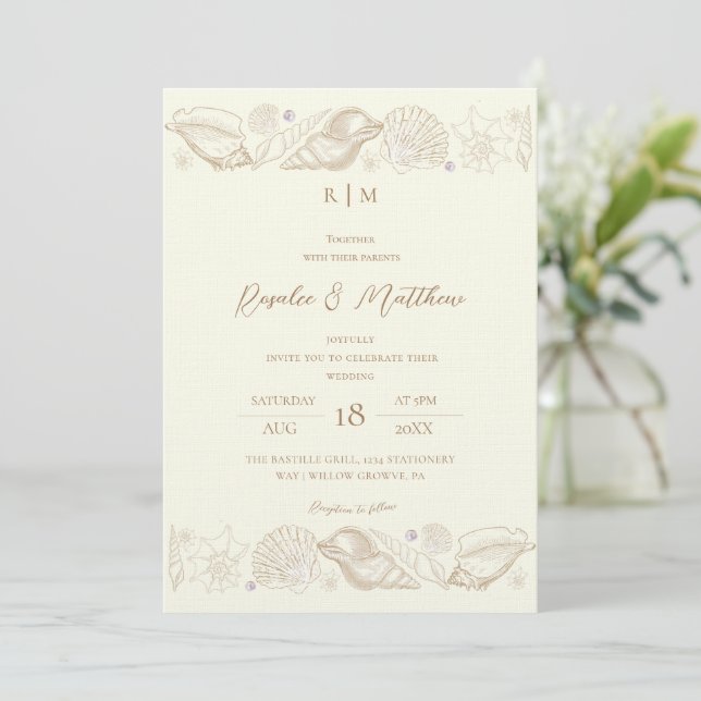 Invitación Bodas Costeras Sofisticadas con Conchas de Oro y M (Anverso de pie)