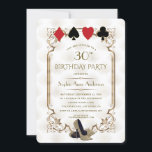 Invitación Bodega de oro White Art Deco Casino Vegas Poker Cu<br><div class="desc">Diseño de tarjetas temáticas Glam Casino Royale y Great Gatsby. Presenta un estilo Art Déco vintage, un viejo marco de Hollywood Faux gold Roaring 20's, jugando trajes de cartas con bordes dorados, sobre fondo de patrón Art Deco de oro blanco. En el reverso el mismo patrón y nombre entre los...</div>