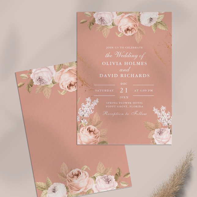 Invitación bohemiana a bodas de peones rosados (Bohemian Pink Peonies Wedding Invitation on a table)