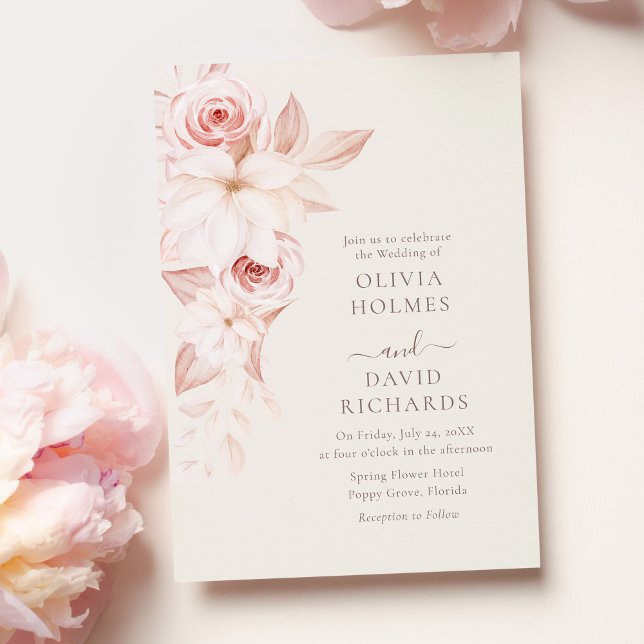 Invitación bohemiana beige y rosas rosadas a la bo (Bohemian Beige and Pink Roses Wedding Invitation on pastel pink table with pink roses.)