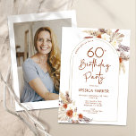 Invitación Boho Arch Terracotta Foto 60 cumpleaños<br><div class="desc">Invitación a la fiesta de cumpleaños número 60 en terracota naranja quemado y blanco con la foto en la parte trasera de la tarjeta. Hermoso diseño minimalista moderno con acentos botánicos pintados a mano. Presenta pasto pampas, hojas, rosas y tipografía con un poco de corazón. La temática del desierto de...</div>