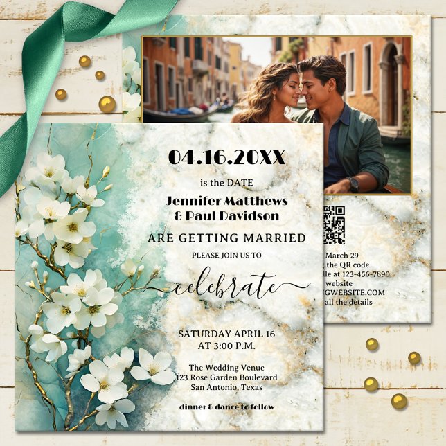 Invitación Boho caprichoso floral de mármol todo en un Boda (An artistic whimsical all-in-one wedding invitation featuring a painting of white flowers on marble)