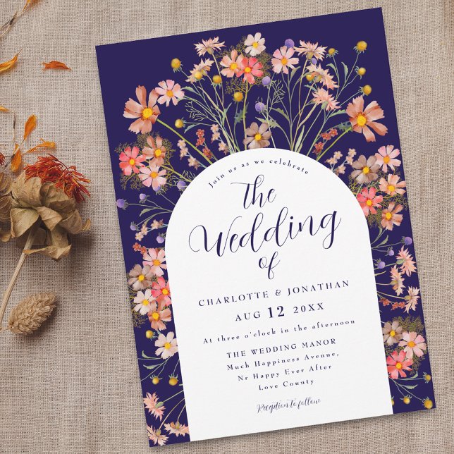 Invitación Boho cayó Boda azul de la Marina Rustica del Arco  (Boho fall rustic wildflower floral arch navy blue and white wedding invitation with elegant script)