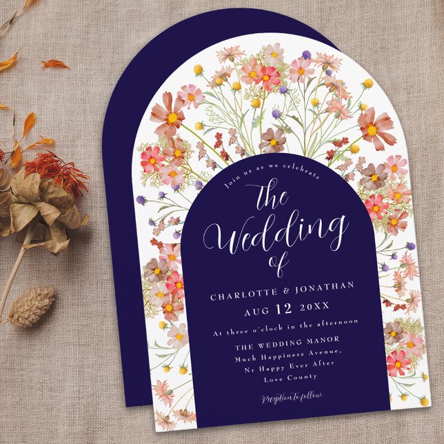 Invitación Boho cayó Boda azul de la Marina Rustica del Arco  (Boho fall rustic wildflower floral arch navy blue and white wedding invitation with elegant script)
