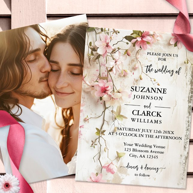 Invitación Boho Moda Boda Rústico Floral Rosa (Elegant romantic wedding invitation featuring loosely painted pink flowers on rustic ivory)