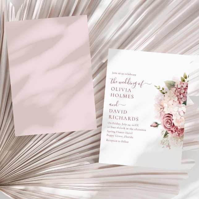 Invitación Boho Moda Dusty Rosa Hydrangea Boda (Boho Chic Dusty Rose Hydrangea Wedding Invitationon a sunny neutral dry palm leaf.)