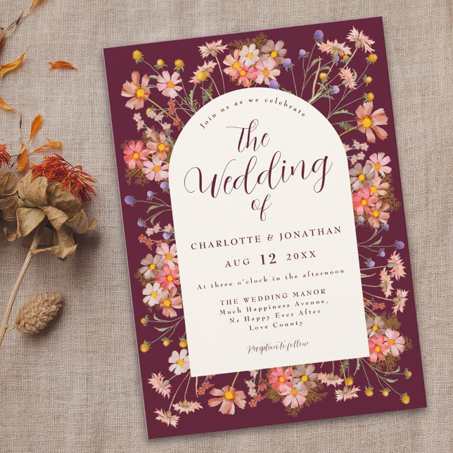 Invitación Boho Moda Floral Fall Wedding (rustic wildflower arch elegant burgundy fall wedding invitation Elegant script watercolor florals)