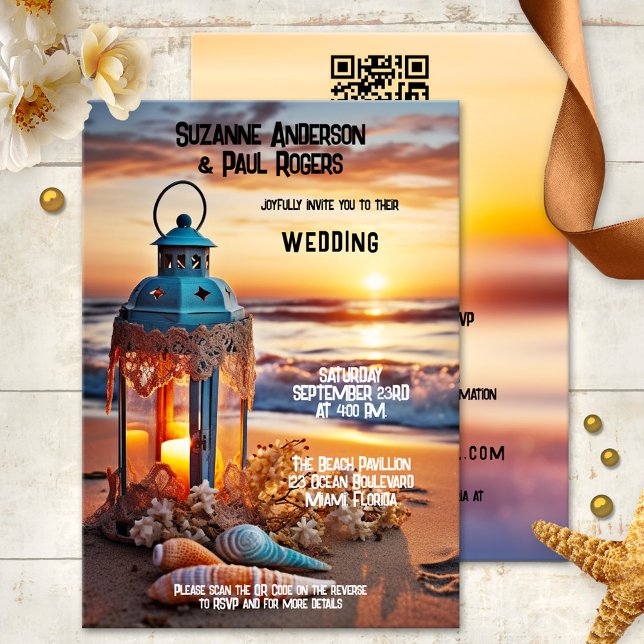 Invitación Boho Moda Lantern Sunset Beach QR Boda (Boho chic all-in-one wedding invitation featuring a lantern on the beach at sunset - with QR code)