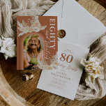 Invitación Boho, Naranja quemado fabuloso<br><div class="desc">Invitaciones rústicas bohemias para la fiesta de cumpleaños 80 con fondo de naranja quemado con un arco iris, una foto del chica de cumpleaños, hojas de palma secas del desierto acuarela, pampas hierba, flores y una elegante plantilla de texto de la celebración número 80 al revés que es fácil de...</div>
