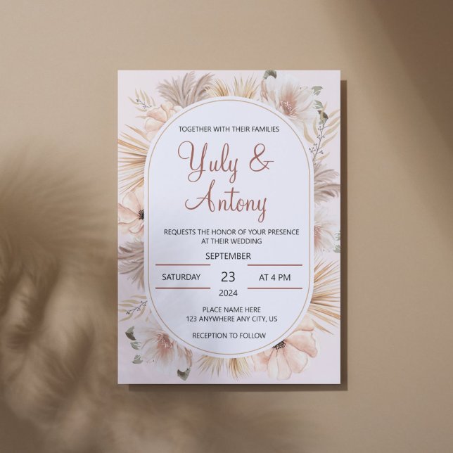 Invitación Boho Neutral Floral Beige moderno (Boho floral wedding invitation featuring a rustic pampas grass and botanical greenery frame.)