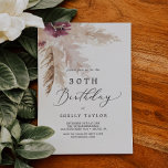 Invitación Boho Pampas Grass 30 cumpleaños<br><div class="desc">Esta invitación de 30 años de hierba boho pampas es perfecta para una fiesta de cumpleaños de verano. El diseño de la acuarela floral incluye flores bohemias de color burdeos y rosas rubias con brotes de pampas neutras y hojas de palmera doradas secas.</div>