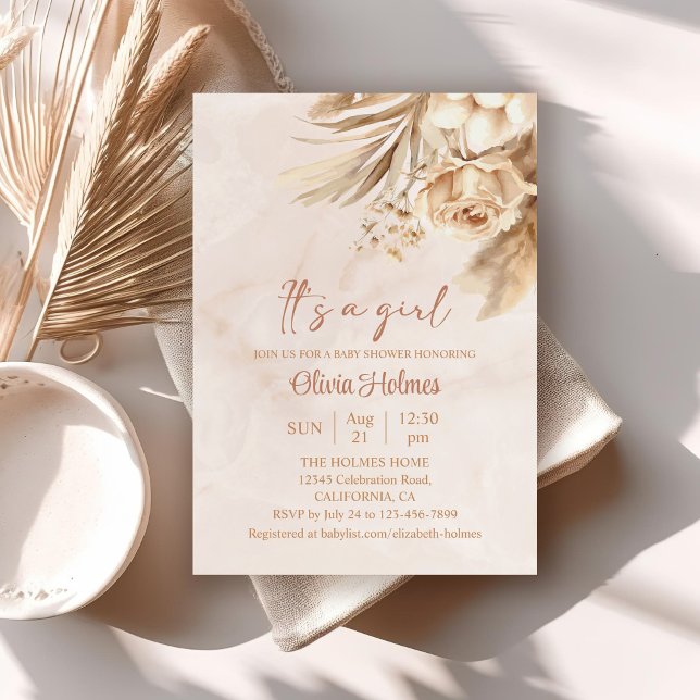 Invitación Boho Pampas Grass Floral es un Baby Shower Chica (Boho Pampas Grass Floral It's a Girl Baby Shower Invitation on a neutral boho table.)
