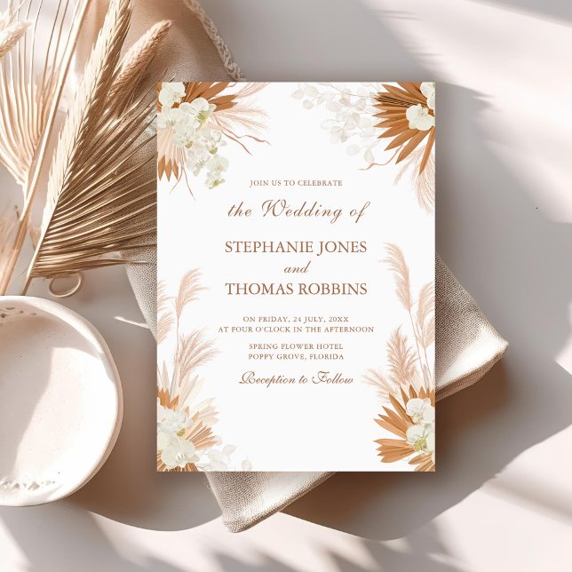 Invitación Bóho Terracota Hierba de Pampas Orquídea Boda (Boho Terracotta Pampas Grass Orchid Wedding Invitation on a boho wedding table)