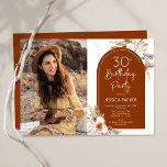 Invitación Boho Terracotta Foto 30 cumpleaños<br><div class="desc">Invitación a la fiesta de cumpleaños número 30 en terracota, blanco y naranja quemado. Hermoso diseño minimalista moderno con acentos botánicos pintados a mano y tu foto. Presenta pasto pampas, hojas, rosas y tipografía de escritura. La temática del desierto de estilo bohemio moderno es perfecta para otoño, invierno, primavera o...</div>
