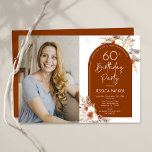 Invitación Boho Terracotta Foto 60 cumpleaños<br><div class="desc">Invitación a la fiesta de cumpleaños número 60 en terracota, blanco y naranja quemado. Hermoso diseño minimalista moderno con acentos botánicos pintados a mano y tu foto. Presenta pasto pampas, hojas, rosas y tipografía de escritura. La temática del desierto de estilo bohemio moderno es perfecta para otoño, invierno, primavera o...</div>