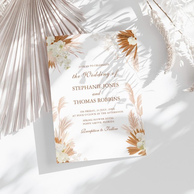 Invitación Boho Terracotta Pampas Boda de orquídeas de hierba (Boho Terracotta Pampas Grass Orchid Wedding Invitation on a sunny white table.)