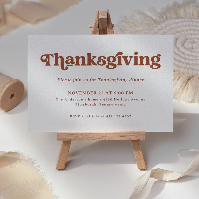 Invitación Boho y Retro | Cena de Acción de Gracias (A retro, boho Thanksgiving invitation with terracotta text on  a simple white background)