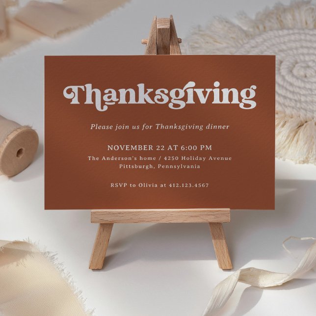 Invitación Boho y Retro Terracotta | Cena de Acción de Gracia (A retro, boho Thanksgiving invitation on a terracotta background)